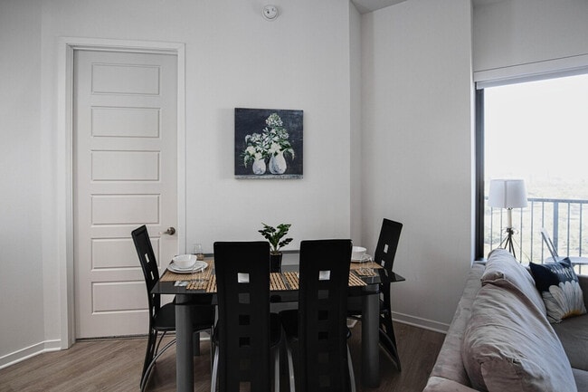 Foto del edificio - 6803 Staffordshire Crescent