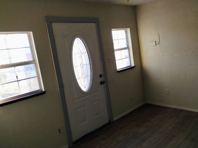 Building Photo - 1311 Sanco St