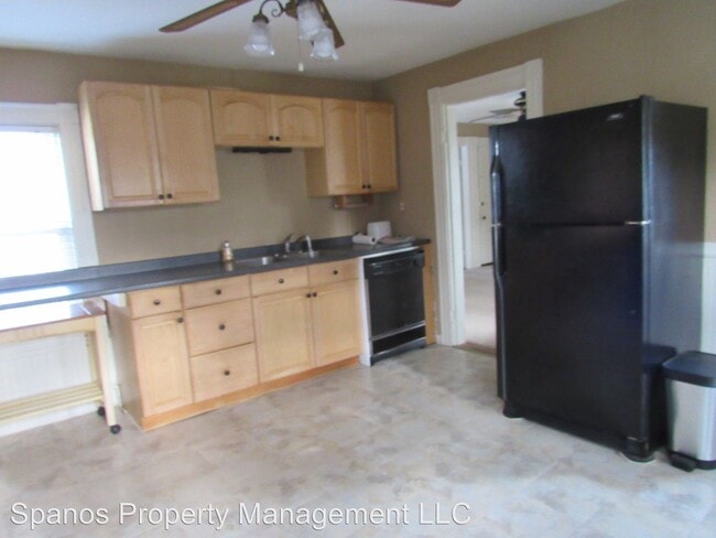 Building Photo - 2 br, 1 bath House - 4 Elm St. 2nd Floor