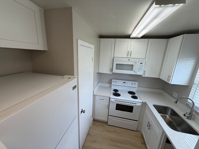 Foto del edificio - 4160 Pershing Pointe Pl