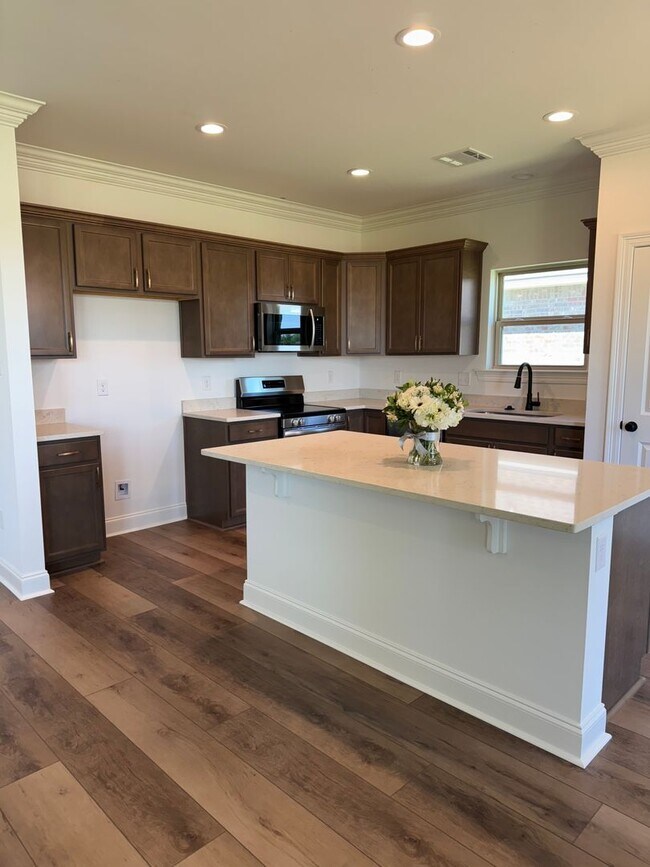Foto del edificio - 4 Bed 2 Full baths