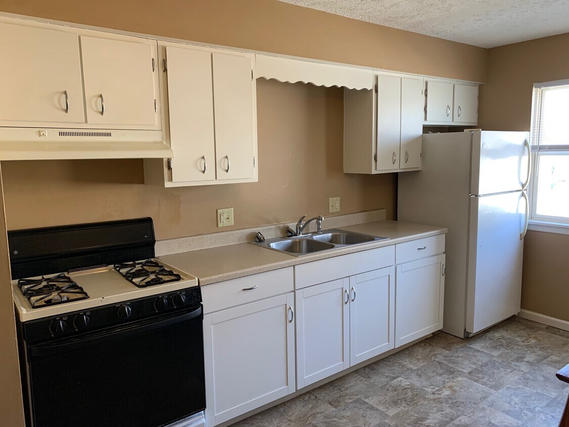 Primary Photo - 605 Hillview Dr
