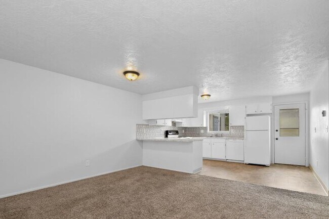 Foto del edificio - Spacious 2 Bedroom Duplex _ Pet Friendly!
