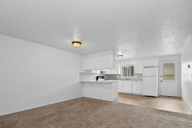 Building Photo - Spacious 2 Bedroom Duplex _ Pet Friendly!
