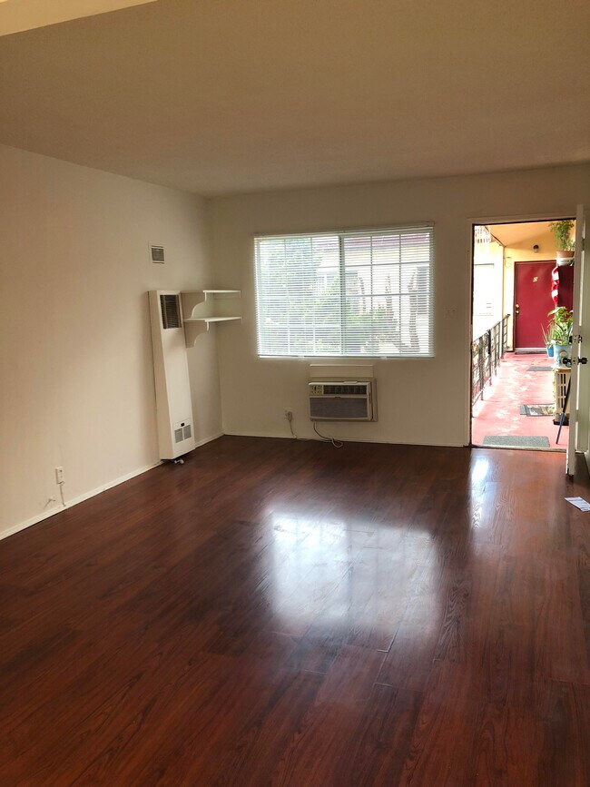 Foto del edificio - 8815 Van Nuys Blvd