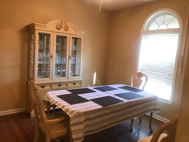 Foto del edificio - 4 Bedroom, 2.5 Bath, Pet Friendly Home with Fenced Yard & Sunroom! Available Soon!