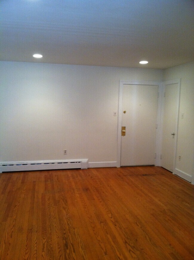 Building Photo - 4018 Forest Hill Avenue, Unit 15