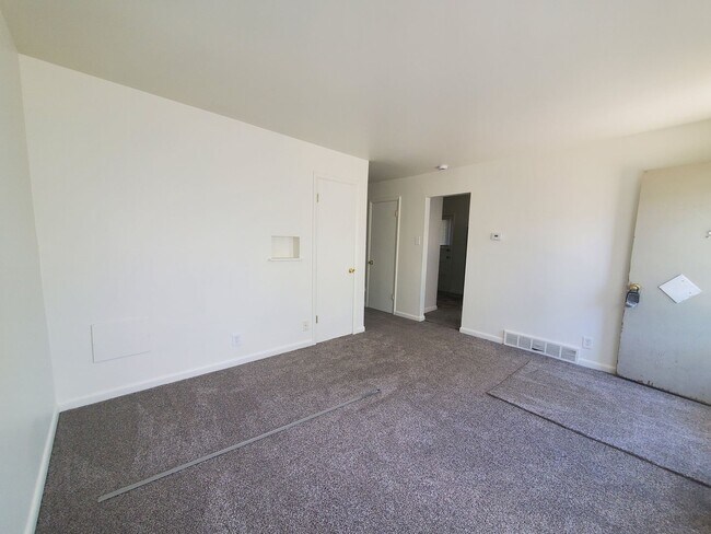 Building Photo - COSY DUPLEX!! GREAT LOCATION!!