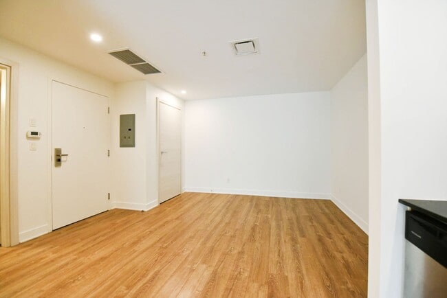 Building Photo - 30 Saint-Joseph Est