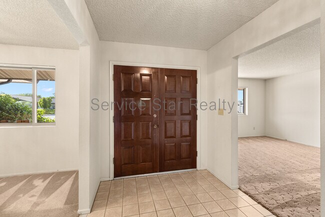 Building Photo - 4938 E Earll Dr