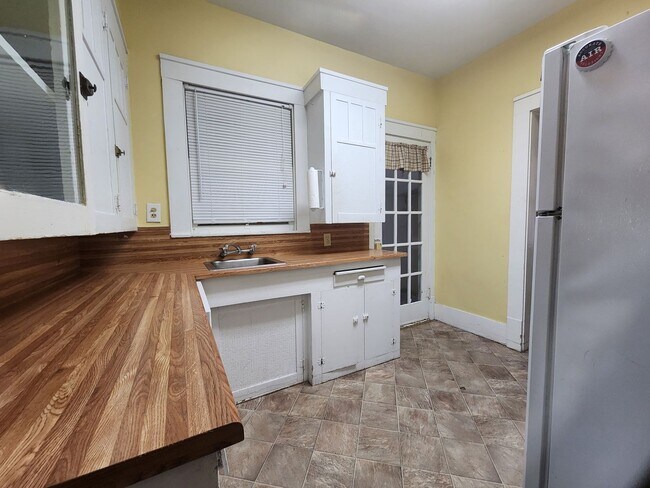 Building Photo - Santa Rita 2 bedroom 1 bath Home COMING SOON!