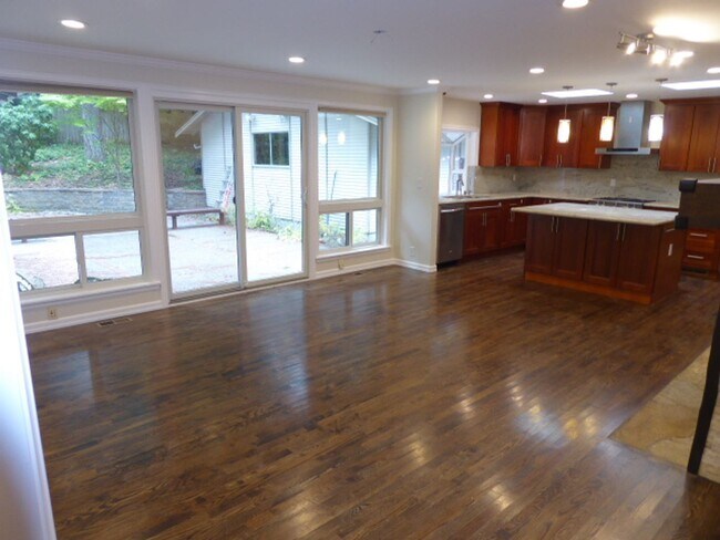 Foto del edificio - Charming 4 Bed 2.5 Bath + Den Rambler in S...