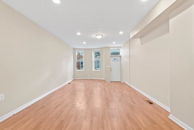 Building Photo - 428 E Lorraine Ave