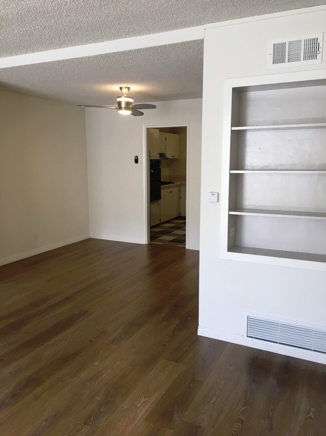 LRG DIN. AREA - 1544 N Hayworth Ave