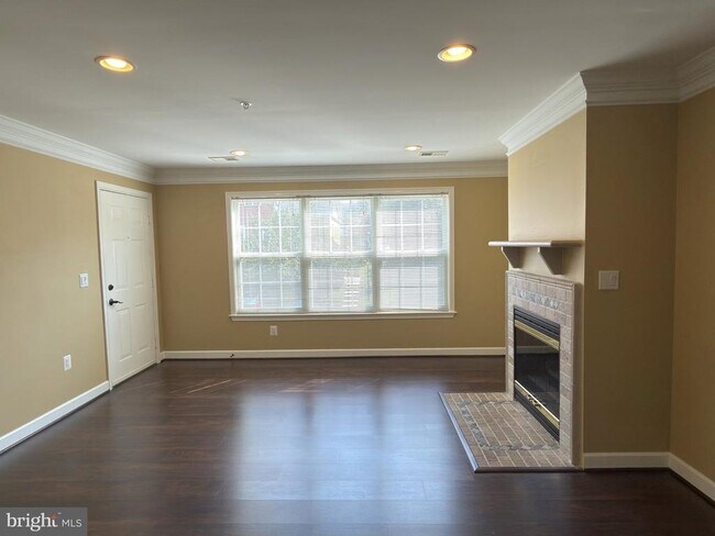 Building Photo - 675 Constellation Square SE