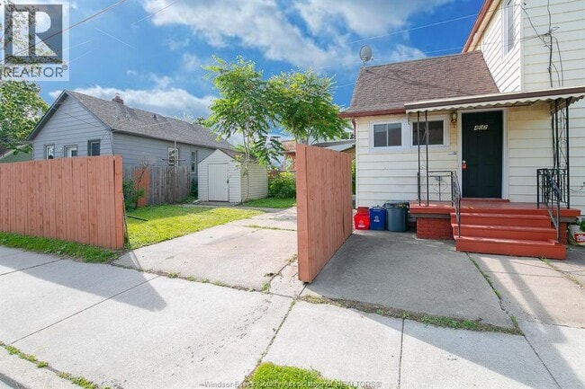 Building Photo - 402 Aylmer Ave