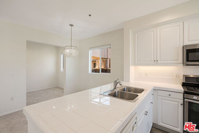 Building Photo - 6020 S Seabluff Dr