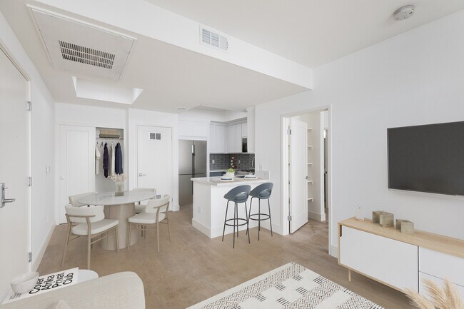 Foto del edificio - Experience Bright and Modern Westside Livi...