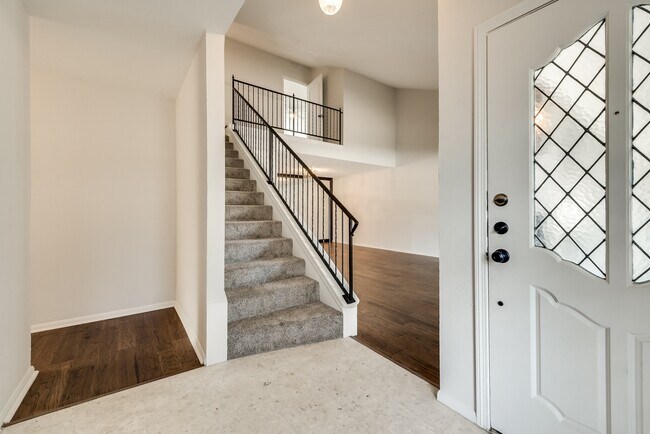 Foto del edificio - Overton Park Duplex!