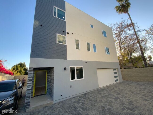 Foto del edificio - 3 br, 3.5 bath Townhome - 11320 Miranda St