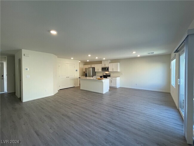 Building Photo - 5659 Mesa Sedona St
