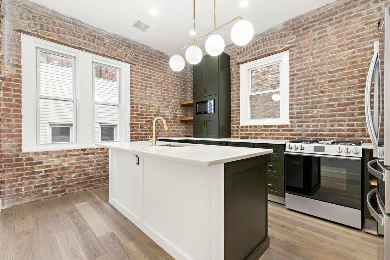 Primary Photo - 121 Clifton Pl