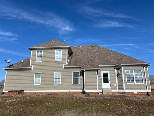 Building Photo - 4 Bdrm, 2 Bath, 2 Car Garage