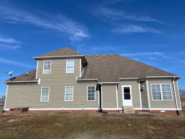 Foto del edificio - 4 Bdrm, 2 Bath, 2 Car Garage