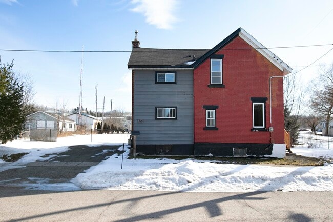 Building Photo - Spacious 3 Bed / 1 Bath Home in Sault Ste....