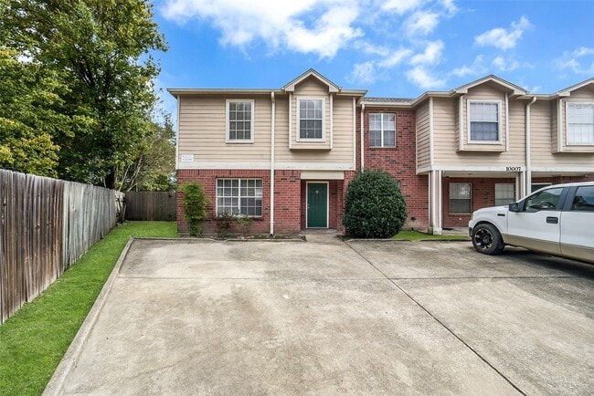 Building Photo - 10007 Emerald Creek Dr