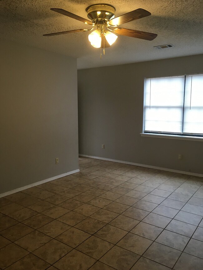 Building Photo - 407 Valley Dr