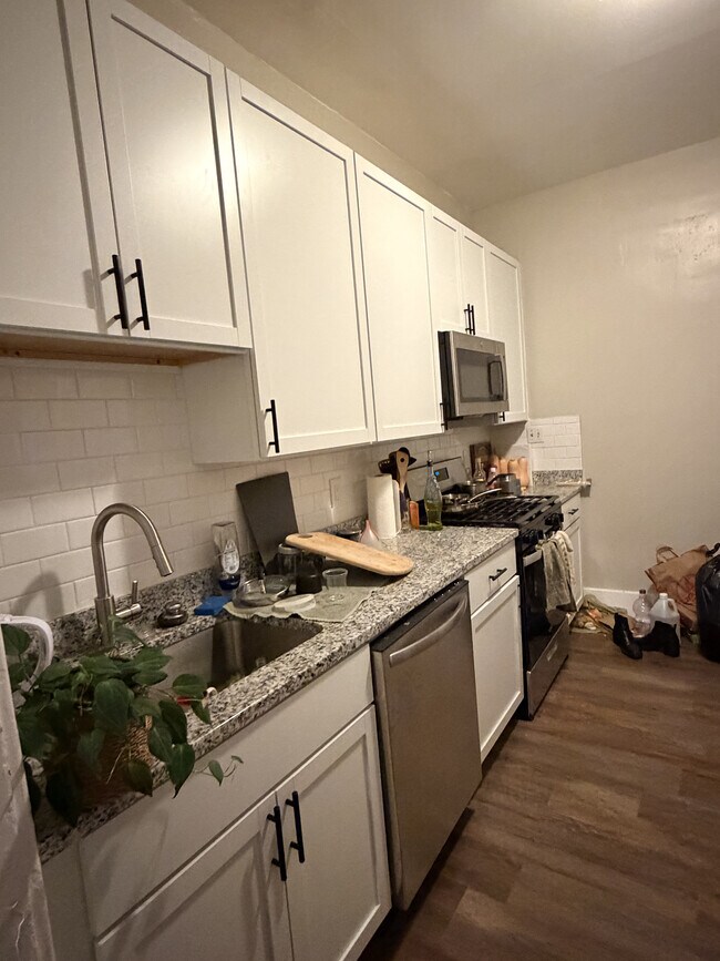 Foto del edificio - 172 W 8th Ave