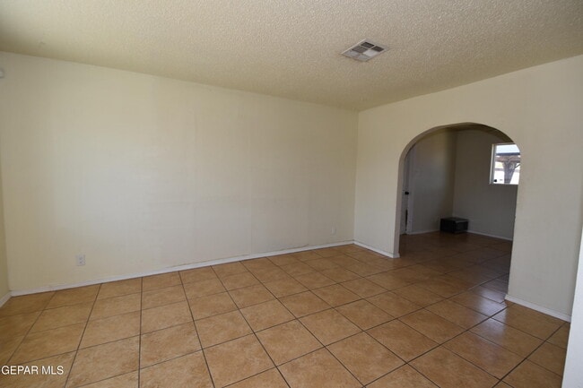 Building Photo - 304 Maricela Dr