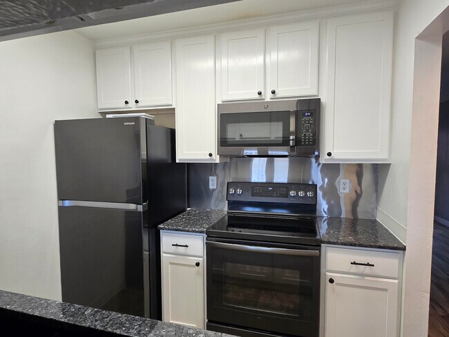 Kitchen - 8910 Fox Dr