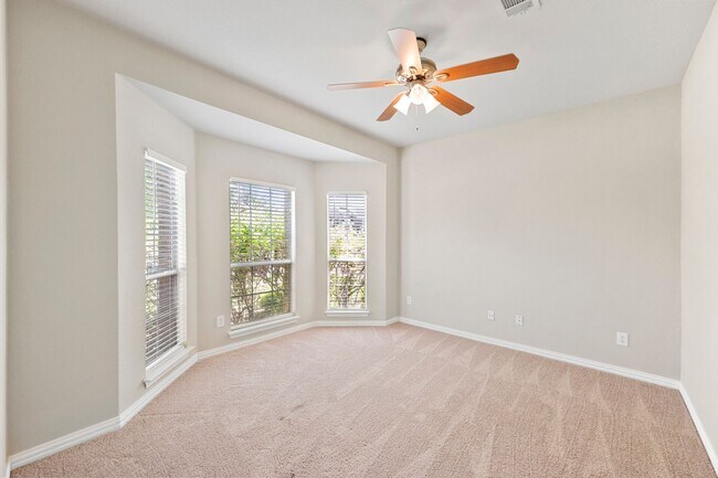 Foto del edificio - Grand Mansfield Home with newly renovated ...