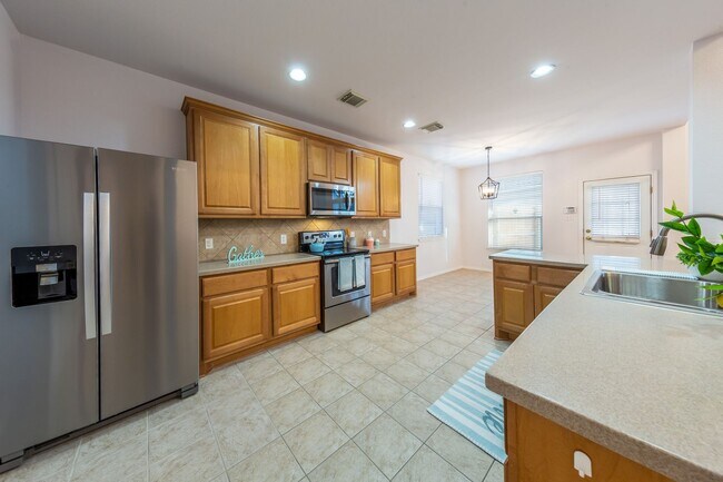 Foto del edificio - FREE RENT!!!  WE'RE OFFERING A MOVE IN SPE...