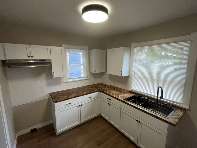 Foto del edificio - 2322 Upton Ave