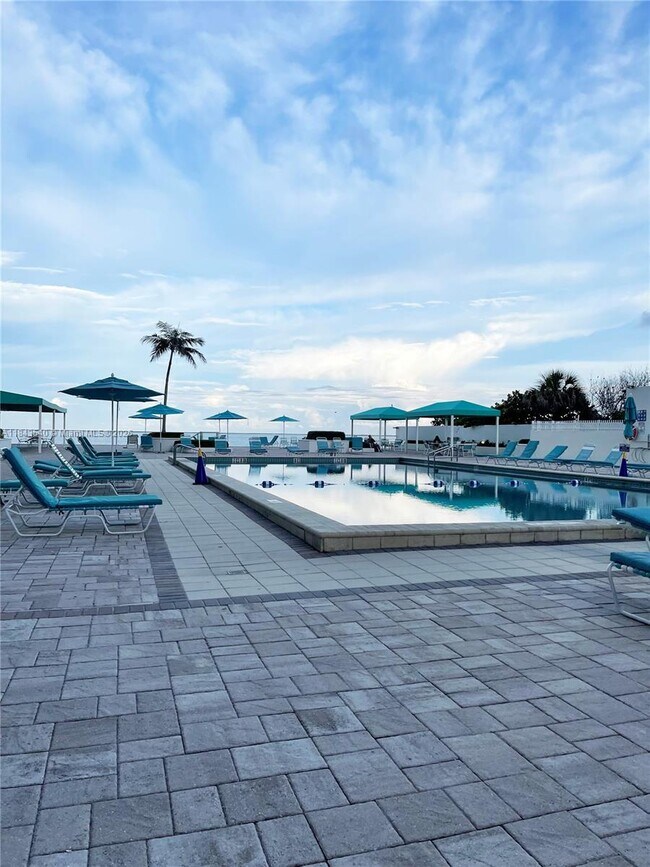 Building Photo - 3725 S Ocean Dr