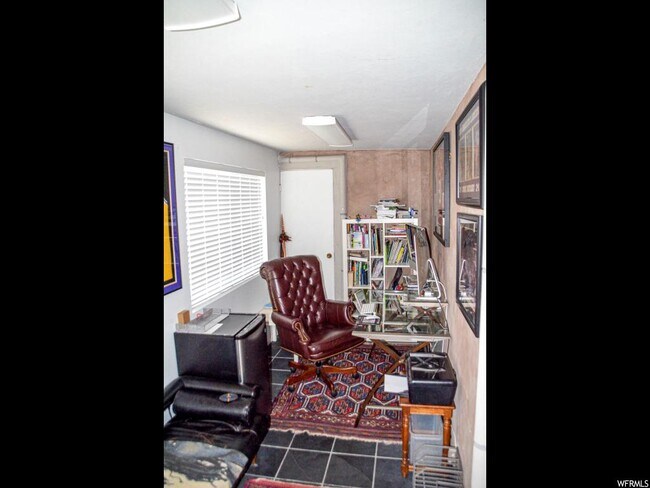 Building Photo - 1795 S Laurelhurst Dr