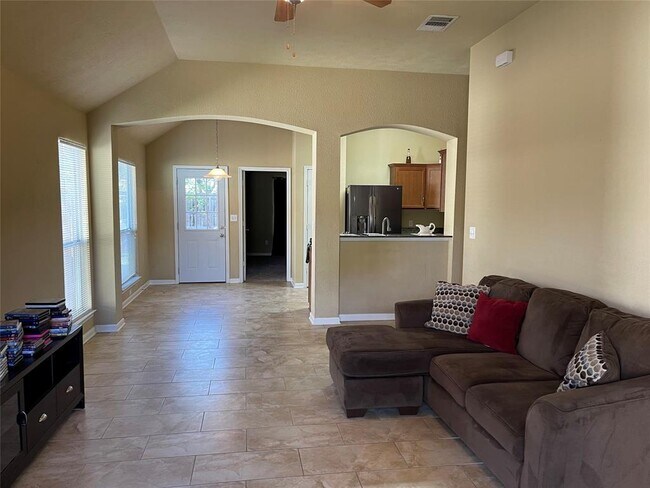 Building Photo - 115 Briarwood Dr