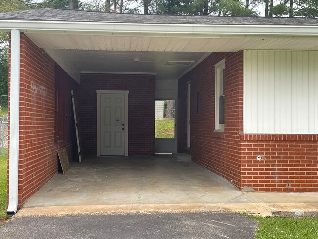Building Photo - 2204 Wyndale Rd