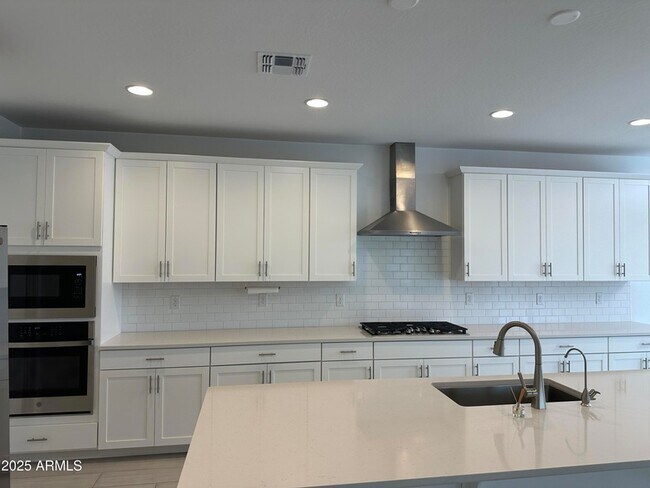 Foto del edificio - 40562 W Michaels Dr