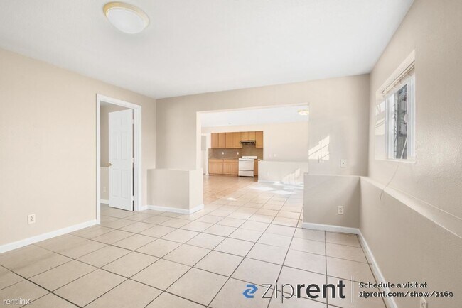 Building Photo - 2 br, 1 bath Triplex - 2121 E 25th St, Oak...