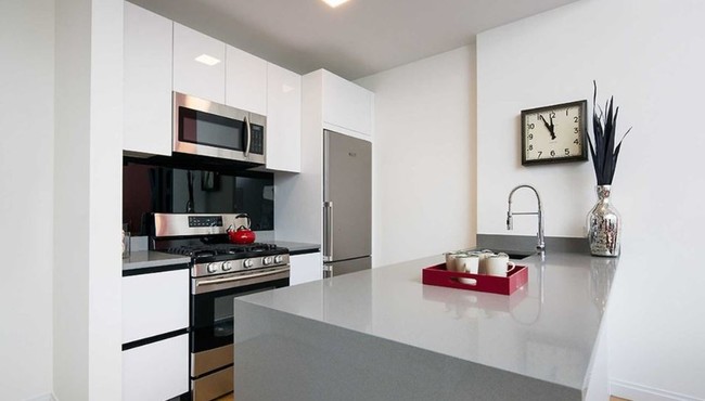 Building Photo - CHIC STUDIO APARTMENT. CHECK IT OUT NOW!