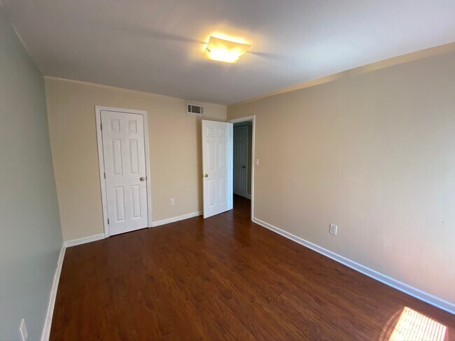 Building Photo - 1022 Carriage Dr