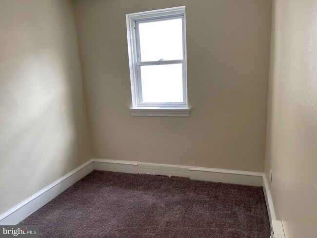 Building Photo - 24 E 4th St