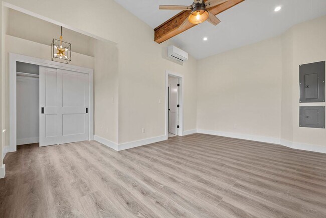 Foto del edificio - Luxury 2 bedroom 2 bath with one car garag...