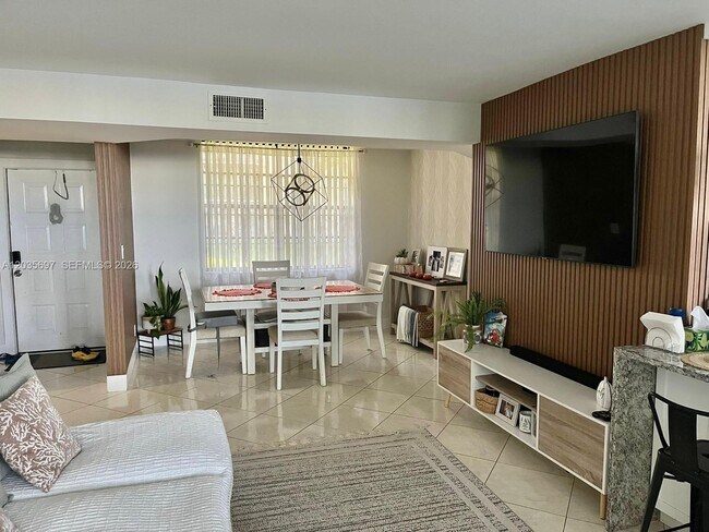 Foto del edificio - 3450 Blue Lake Dr