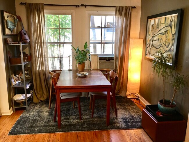 Foto del edificio - 8263 Willoughby Ave