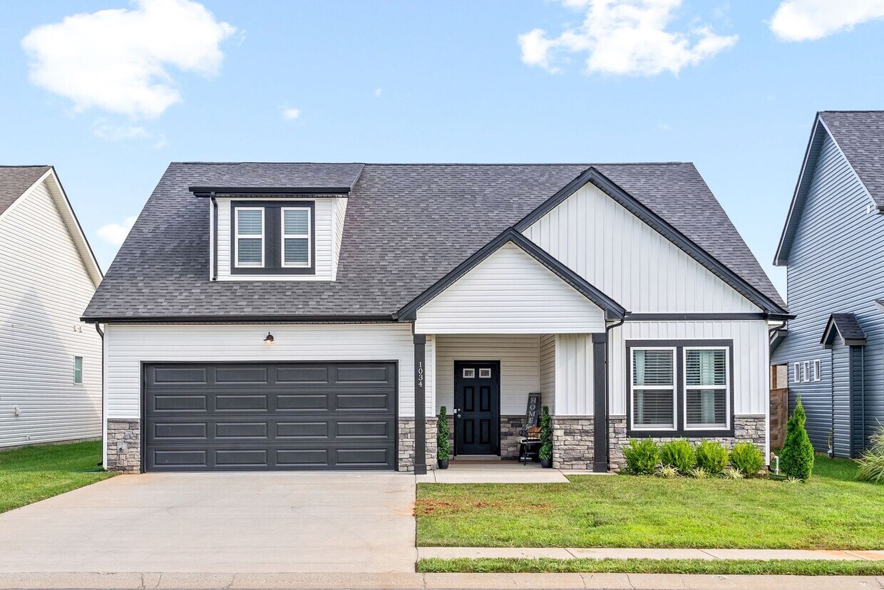 Foto principal - Beautiful 3 Bedroom 3 Bath Pet Friendly Ho...